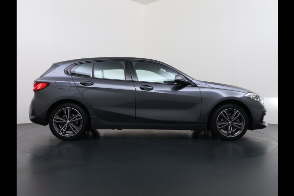 BMW 1-serie 118i Autom. Sport-Line Navi Ecc Live cockpit pro Sportstoelen Apple Carplay Android Auto Cruise Control Pdc Business Ed. Plus DAB Lmv 17" Adap.Led Regen-Lichtsensor Isofix 1e Eigenaar Origineel Nederlandse Auto Dealeronderhouden