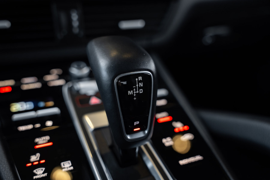 Porsche Cayenne Coupé 3.0 E-Hybrid - Origineel NL | Sport Chrono + | Panorama | Elek. Trekhaak | Bose