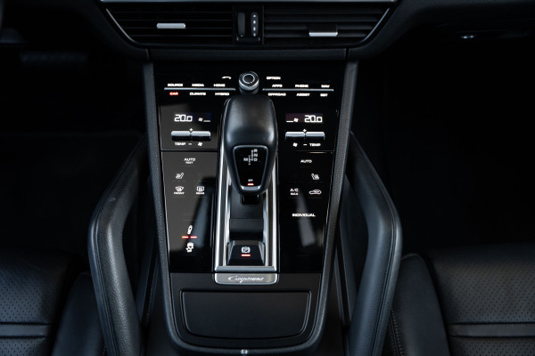Porsche Cayenne Coupé 3.0 E-Hybrid - Origineel NL | Sport Chrono + | Panorama | Elek. Trekhaak | Bose
