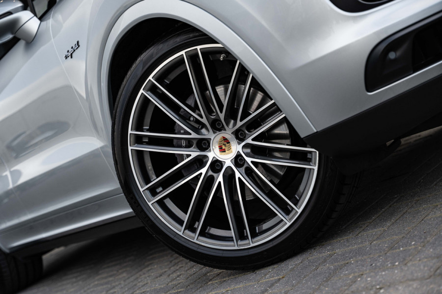 Porsche Cayenne Coupé 3.0 E-Hybrid - Origineel NL | Sport Chrono + | Panorama | Elek. Trekhaak | Bose