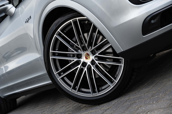 Porsche Cayenne Coupé 3.0 E-Hybrid - Origineel NL | Sport Chrono + | Panorama | Elek. Trekhaak | Bose