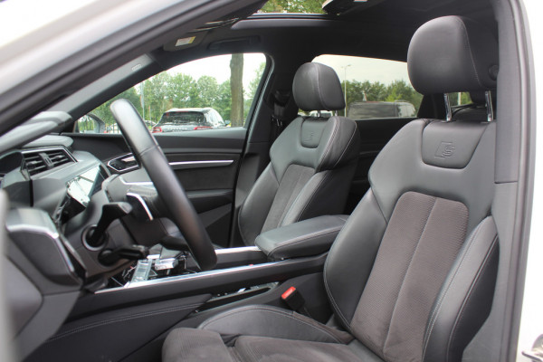 Audi e-tron e-tron 50 quattro Launch edition Black 71 kWh / Panoramadak / Camera / 20'' / Luchtvering / ACC / CarPlay / Navigatie / Stoelverwarming