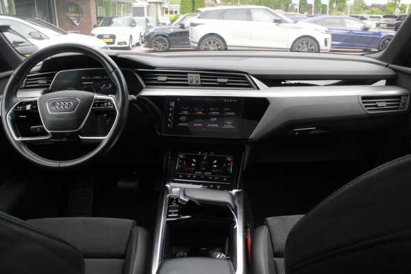Audi e-tron e-tron 50 quattro Launch edition Black 71 kWh / Panoramadak / Camera / 20'' / Luchtvering / ACC / CarPlay / Navigatie / Stoelverwarming