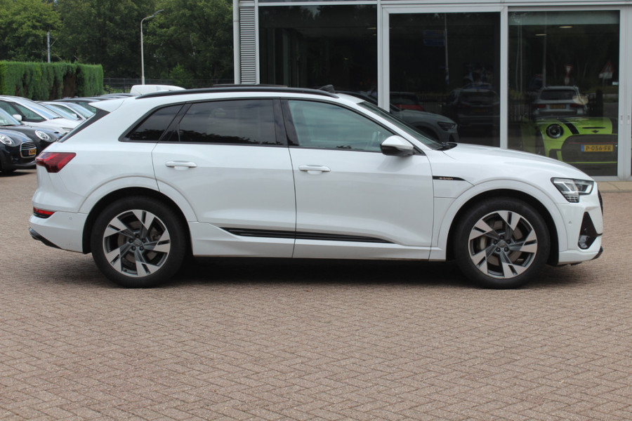 Audi e-tron e-tron 50 quattro Launch edition Black 71 kWh / Panoramadak / Camera / 20'' / Luchtvering / ACC / CarPlay / Navigatie / Stoelverwarming
