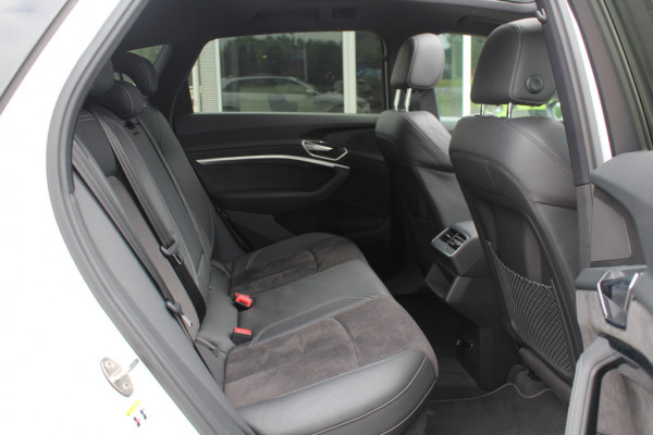 Audi e-tron e-tron 50 quattro Launch edition Black 71 kWh / Panoramadak / Camera / 20'' / Luchtvering / ACC / CarPlay / Navigatie / Stoelverwarming