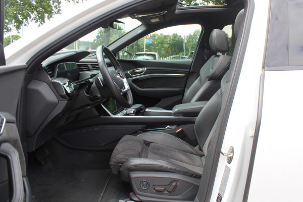 Audi e-tron e-tron 50 quattro Launch edition Black 71 kWh / Panoramadak / Camera / 20'' / Luchtvering / ACC / CarPlay / Navigatie / Stoelverwarming