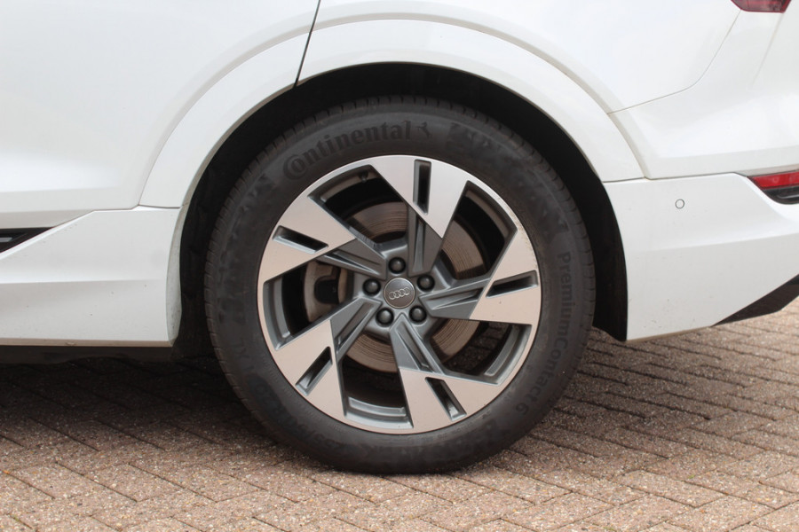 Audi e-tron e-tron 50 quattro Launch edition Black 71 kWh / Panoramadak / Camera / 20'' / Luchtvering / ACC / CarPlay / Navigatie / Stoelverwarming