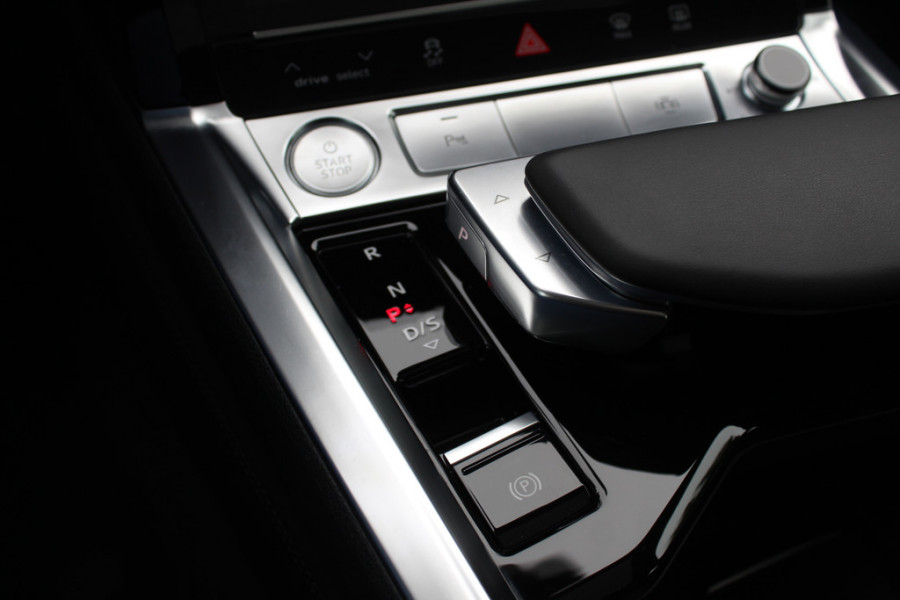 Audi e-tron e-tron 50 quattro Launch edition Black 71 kWh / Panoramadak / Camera / 20'' / Luchtvering / ACC / CarPlay / Navigatie / Stoelverwarming