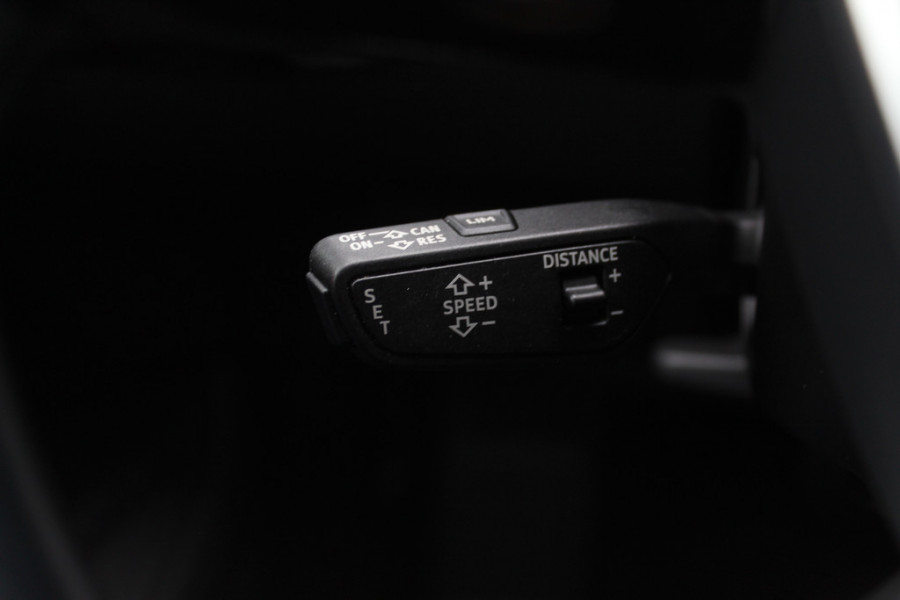 Audi e-tron e-tron 50 quattro Launch edition Black 71 kWh / Panoramadak / Camera / 20'' / Luchtvering / ACC / CarPlay / Navigatie / Stoelverwarming