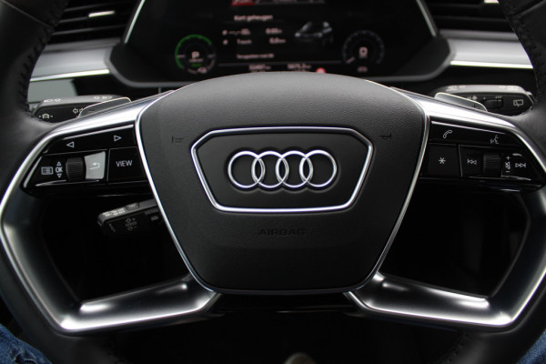 Audi e-tron e-tron 50 quattro Launch edition Black 71 kWh / Panoramadak / Camera / 20'' / Luchtvering / ACC / CarPlay / Navigatie / Stoelverwarming