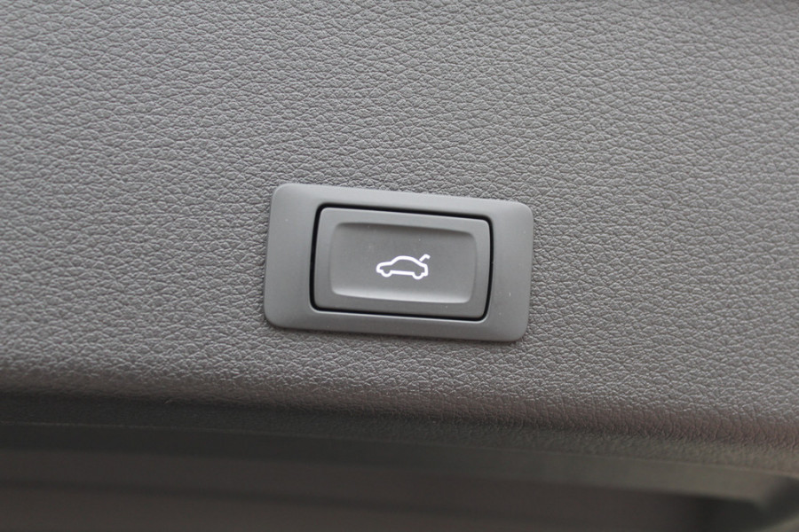 Audi e-tron e-tron 50 quattro Launch edition Black 71 kWh / Panoramadak / Camera / 20'' / Luchtvering / ACC / CarPlay / Navigatie / Stoelverwarming