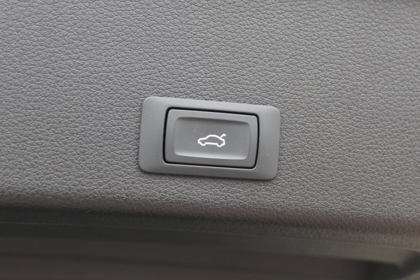 Audi e-tron e-tron 50 quattro Launch edition Black 71 kWh / Panoramadak / Camera / 20'' / Luchtvering / ACC / CarPlay / Navigatie / Stoelverwarming