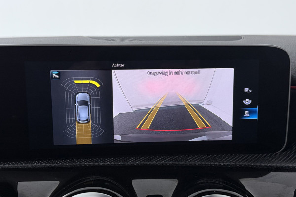 Mercedes-Benz A-Klasse 200 Business Solution AMG (NAVIGATIE, CAMERA, STOELVERWARMING, LED, PDC)