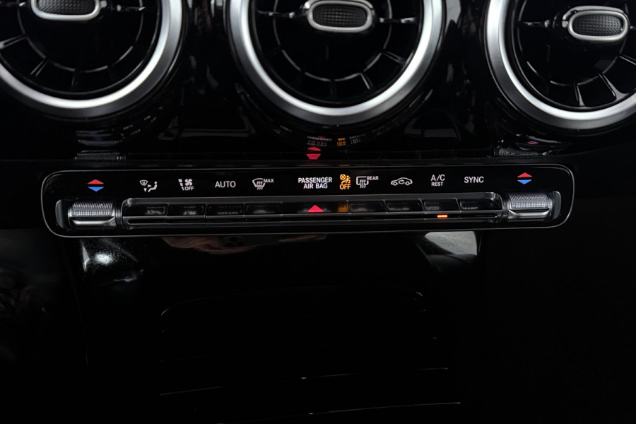 Mercedes-Benz A-Klasse 200 Business Solution AMG (NAVIGATIE, CAMERA, STOELVERWARMING, LED, PDC)