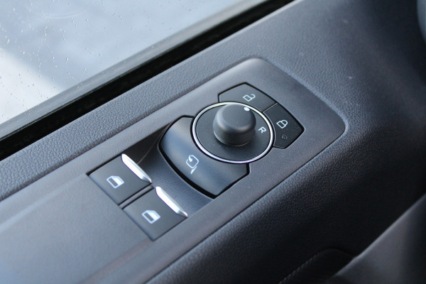 Ford Transit Custom 320 2.0 TDCI L2H1 Limited 150pk - 2x Schuifdeur - Adaptive Cruise - Verwarmd stuur - Blind spot - Navigatie - Camera - Draadloos