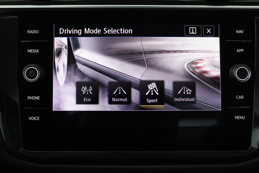 Volkswagen Tiguan 1.5 TSI ACT Highline (PANORAMADAK, DIGITALE COCKPIT, ACHTERUITRIJCAMERA, STOELVERWARMING, ADAPTIEF CRUISE)