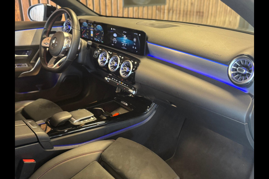 Mercedes-Benz A-Klasse 250 Premium Plus / Pano / Camera / Keyless / Sfeerverlichting / Burmester