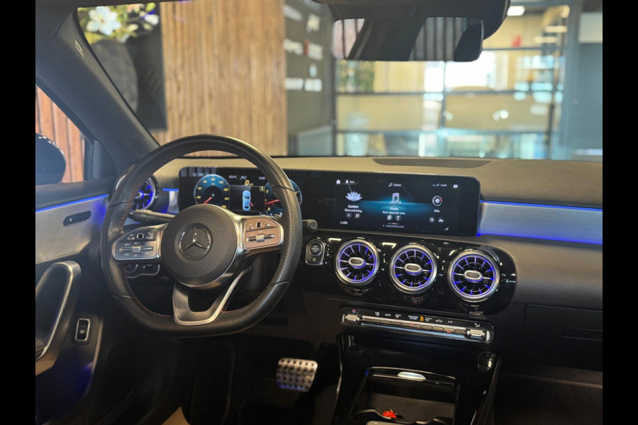 Mercedes-Benz A-Klasse 250 Premium Plus / Pano / Camera / Keyless / Sfeerverlichting / Burmester
