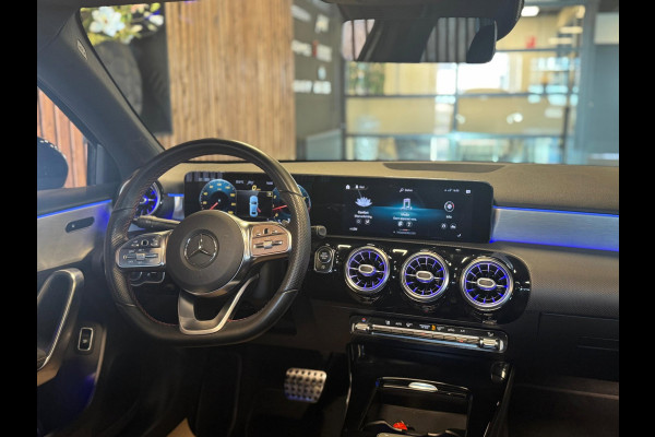 Mercedes-Benz A-Klasse 250 Premium Plus / Pano / Camera / Keyless / Sfeerverlichting / Burmester