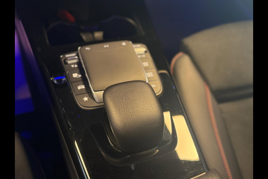 Mercedes-Benz A-Klasse 250 Premium Plus / Pano / Camera / Keyless / Sfeerverlichting / Burmester