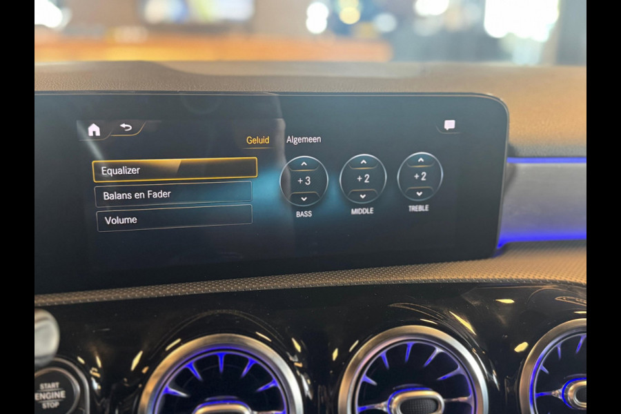 Mercedes-Benz A-Klasse 250 Premium Plus / Pano / Camera / Keyless / Sfeerverlichting / Burmester