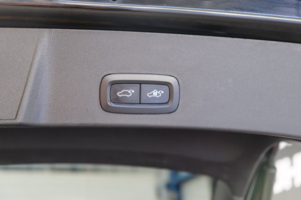 Volvo XC40 Recharge P8 AWD R-Design > €16750,- Netto Export <