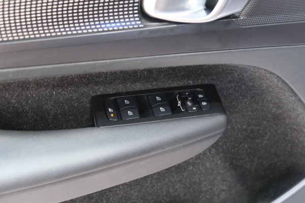 Volvo XC40 Recharge P8 AWD R-Design > €16750,- Netto Export <