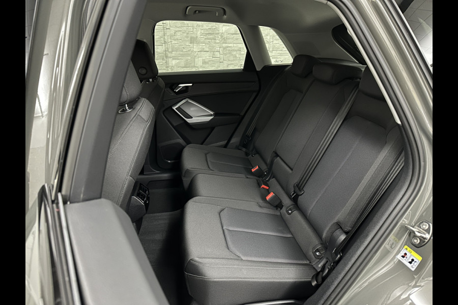 Audi Q3 45 TFSI e 245PK Hybrid | 96% SOH | Cruise Contol | Getint Glas | Dodehoek | Carplay | Navi | Chronos Grau | Side Assist |  30dkm! | 2022 | Rijklaarprijs incl. 12 mnd. Bovag Garantie.