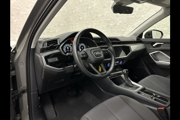 Audi Q3 45 TFSI e 245PK Hybrid | 96% SOH | Cruise Contol | Getint Glas | Dodehoek | Carplay | Navi | Chronos Grau | Side Assist |  30dkm! | 2022 | Rijklaarprijs incl. 12 mnd. Bovag Garantie.