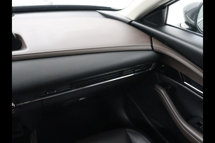 Mazda CX-30 2.0 e-SkyActiv-X M Hybrid Luxury | Leder | Trekhaak | Stoelverwarming | 360 Camera | Head-Up | Carplay | Bose Sound | Stuurverwarming | Navigatie | Keyless | Climate control