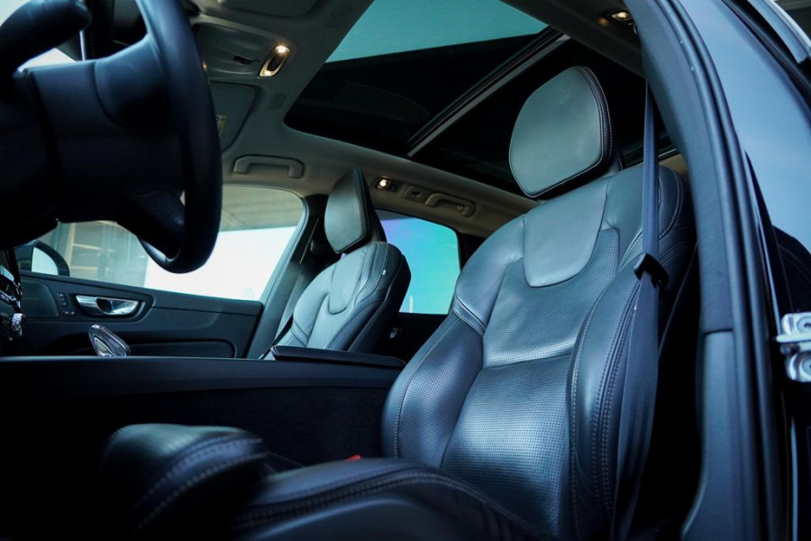 Volvo XC60 2.0 T6 Plug-in hybrid AWD Inscription / Pano / Stoelverwarming-ventilatie-massage / Trekhaak / Riem vervangen