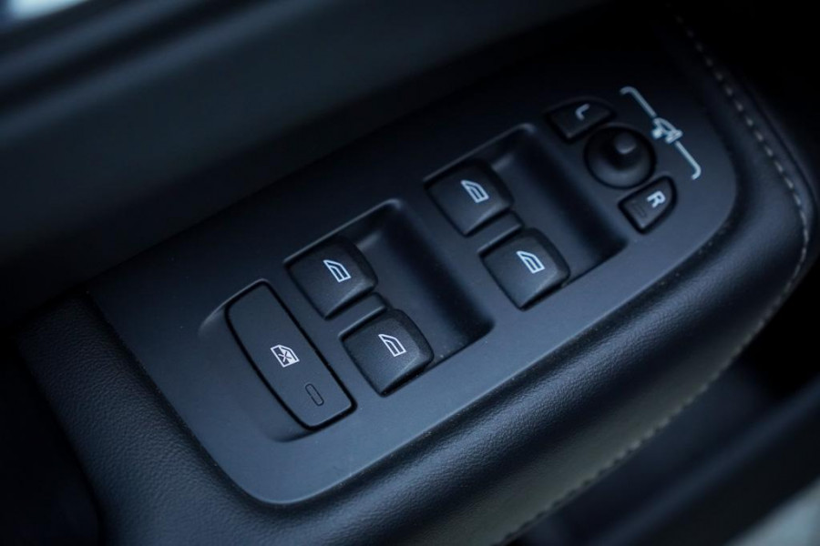 Volvo XC60 2.0 T6 Plug-in hybrid AWD Inscription / Pano / Stoelverwarming-ventilatie-massage / Trekhaak / Riem vervangen
