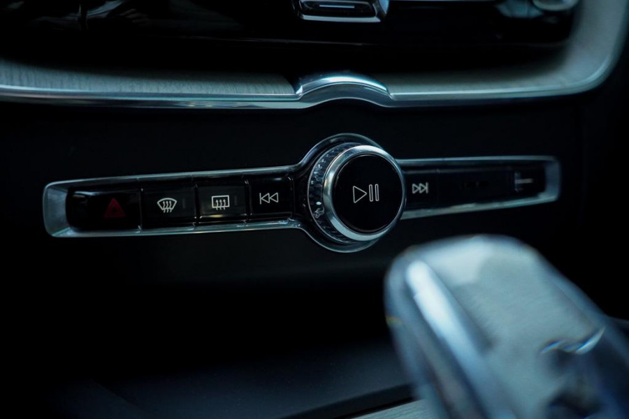 Volvo XC60 2.0 T6 Plug-in hybrid AWD Inscription / Pano / Stoelverwarming-ventilatie-massage / Trekhaak / Riem vervangen