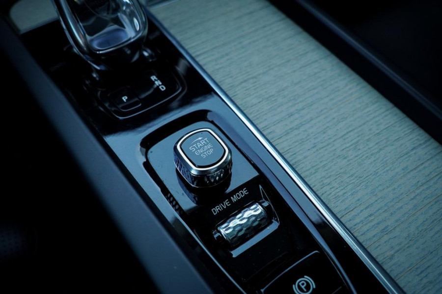 Volvo XC60 2.0 T6 Plug-in hybrid AWD Inscription / Pano / Stoelverwarming-ventilatie-massage / Trekhaak / Riem vervangen