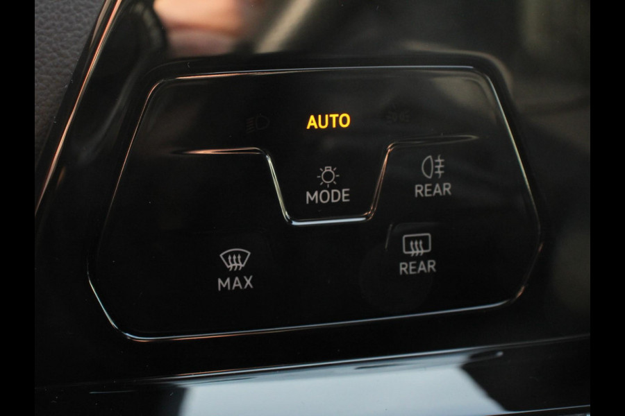 Volkswagen Golf 1.5 eTSI 150pk DSG R-Line Panorama dak Navigatie Apple Carplay/Android Auto Climate Control Camera Dab Extra Getint Glas Adaptive Cruise Control Virtual Cockpit Lichtmetalen Velgen