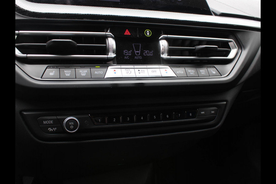 BMW 1-serie 120i Executive | PANORAMISCH SCHUIFDAK | 19' LICHTMETALEN VELGEN | LEDEREN BEKLEDING |