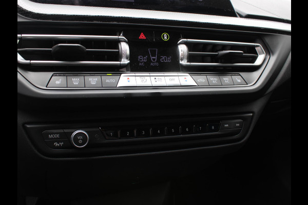 BMW 1-serie 120i Executive | PANORAMISCH SCHUIFDAK | 19' LICHTMETALEN VELGEN | LEDEREN BEKLEDING |