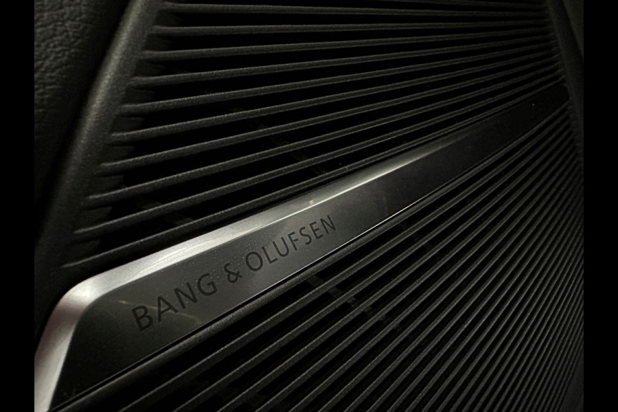 Audi Q8 60e 490pk Competition RS-Stoelen | 4WS Achteras Besturing | OLED | Laser | SQ8 Uitgevoerd | Massage | Ventilatie | Valcona Leder 23'' | Alcantara hemel | Head-Up | Soft-Close | Panodak | 2x Memory | Trekhaak | Keyless-Entry | Luchtvering | Nw.Pr. 155.000,= | Nieuw! 13km 2026 | Fabrieksgarantie | Direct rijden.