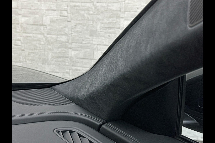 Audi Q8 60e 490pk Competition RS-Stoelen | 4WS Achteras Besturing | OLED | Laser | SQ8 Uitgevoerd | Massage | Ventilatie | Valcona Leder 23'' | Alcantara hemel | Head-Up | Soft-Close | Panodak | 2x Memory | Trekhaak | Keyless-Entry | Luchtvering | Nw.Pr. 155.000,= | Nieuw! 13km 2026 | Fabrieksgarantie | Direct rijden.
