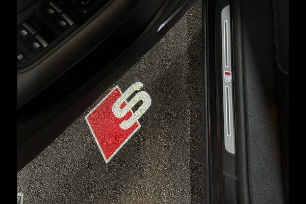 Audi Q8 60e 490pk Competition RS-Stoelen | 4WS Achteras Besturing | OLED | Laser | SQ8 Uitgevoerd | Massage | Ventilatie | Valcona Leder 23'' | Alcantara hemel | Head-Up | Soft-Close | Panodak | 2x Memory | Trekhaak | Keyless-Entry | Luchtvering | Nw.Pr. 155.000,= | Nieuw! 13km 2026 | Fabrieksgarantie | Direct rijden.