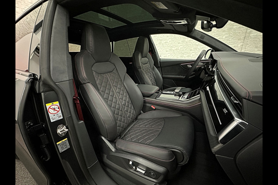 Audi Q8 60e 490pk Competition RS-Stoelen | 4WS Achteras Besturing | OLED | Laser | SQ8 Uitgevoerd | Massage | Ventilatie | Valcona Leder 23'' | Alcantara hemel | Head-Up | Soft-Close | Panodak | 2x Memory | Trekhaak | Keyless-Entry | Luchtvering | Nw.Pr. 155.000,= | Nieuw! 13km 2026 | Fabrieksgarantie | Direct rijden.