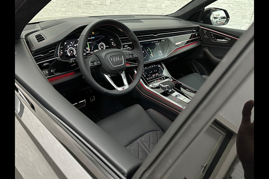 Audi Q8 60e 490pk Competition RS-Stoelen | 4WS Achteras Besturing | OLED | Laser | SQ8 Uitgevoerd | Massage | Ventilatie | Valcona Leder 23'' | Alcantara hemel | Head-Up | Soft-Close | Panodak | 2x Memory | Trekhaak | Keyless-Entry | Luchtvering | Nw.Pr. 155.000,= | Nieuw! 13km 2026 | Fabrieksgarantie | Direct rijden.