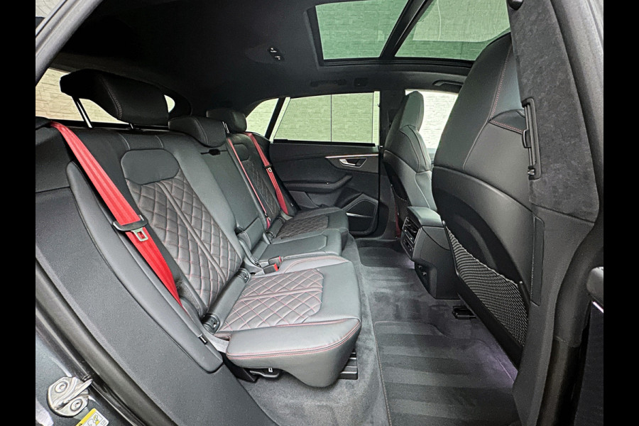 Audi Q8 60e 490pk Competition RS-Stoelen | 4WS Achteras Besturing | OLED | Laser | SQ8 Uitgevoerd | Massage | Ventilatie | Valcona Leder 23'' | Alcantara hemel | Head-Up | Soft-Close | Panodak | 2x Memory | Trekhaak | Keyless-Entry | Luchtvering | Nw.Pr. 155.000,= | Nieuw! 13km 2026 | Fabrieksgarantie | Direct rijden.
