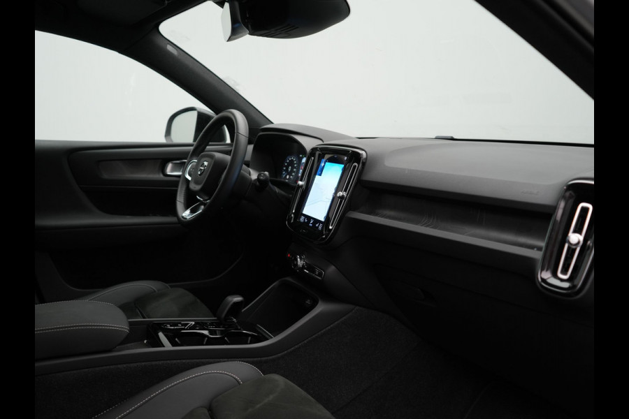 Volvo XC40 T5 Ultimate Dark PHEV 262pk Dealer O.H. | Trekhaak Af Fabriek | Panodak | Camera | Harman / Kardon | Alcantara Sportstoelen Memory & Verwarmd | Apple Carplay | Navigatie | Stuur Verwarmd | Keyless | DAB | Virtual | 19"L.M |