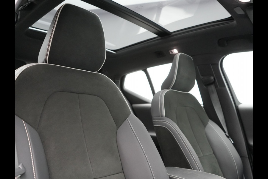 Volvo XC40 T5 Ultimate Dark PHEV 262pk Dealer O.H. | Trekhaak Af Fabriek | Panodak | Camera | Harman / Kardon | Alcantara Sportstoelen Memory & Verwarmd | Apple Carplay | Navigatie | Stuur Verwarmd | Keyless | DAB | Virtual | 19"L.M |