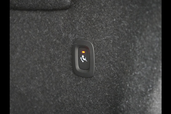 Volvo XC40 T5 Ultimate Dark PHEV 262pk Dealer O.H. | Trekhaak Af Fabriek | Panodak | Camera | Harman / Kardon | Alcantara Sportstoelen Memory & Verwarmd | Apple Carplay | Navigatie | Stuur Verwarmd | Keyless | DAB | Virtual | 19"L.M |