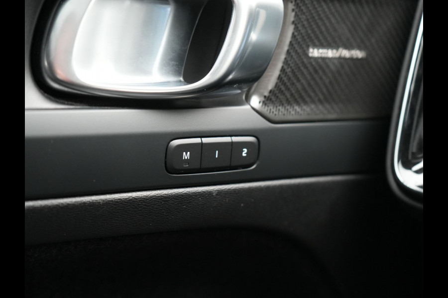 Volvo XC40 T5 Ultimate Dark PHEV 262pk Dealer O.H. | Trekhaak Af Fabriek | Panodak | Camera | Harman / Kardon | Alcantara Sportstoelen Memory & Verwarmd | Apple Carplay | Navigatie | Stuur Verwarmd | Keyless | DAB | Virtual | 19"L.M |