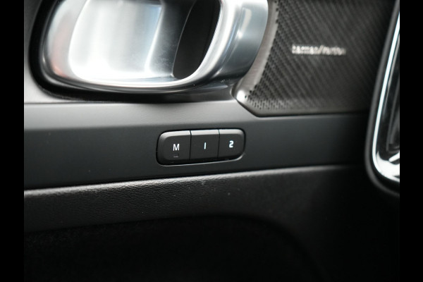 Volvo XC40 T5 Ultimate Dark PHEV 262pk Dealer O.H. | Trekhaak Af Fabriek | Panodak | Camera | Harman / Kardon | Alcantara Sportstoelen Memory & Verwarmd | Apple Carplay | Navigatie | Stuur Verwarmd | Keyless | DAB | Virtual | 19"L.M |