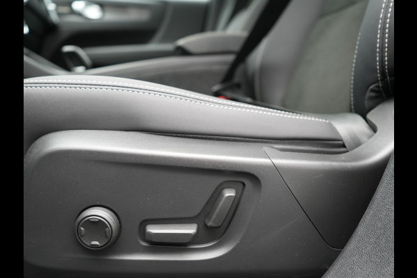 Volvo XC40 T5 Ultimate Dark PHEV 262pk Dealer O.H. | Trekhaak Af Fabriek | Panodak | Camera | Harman / Kardon | Alcantara Sportstoelen Memory & Verwarmd | Apple Carplay | Navigatie | Stuur Verwarmd | Keyless | DAB | Virtual | 19"L.M |