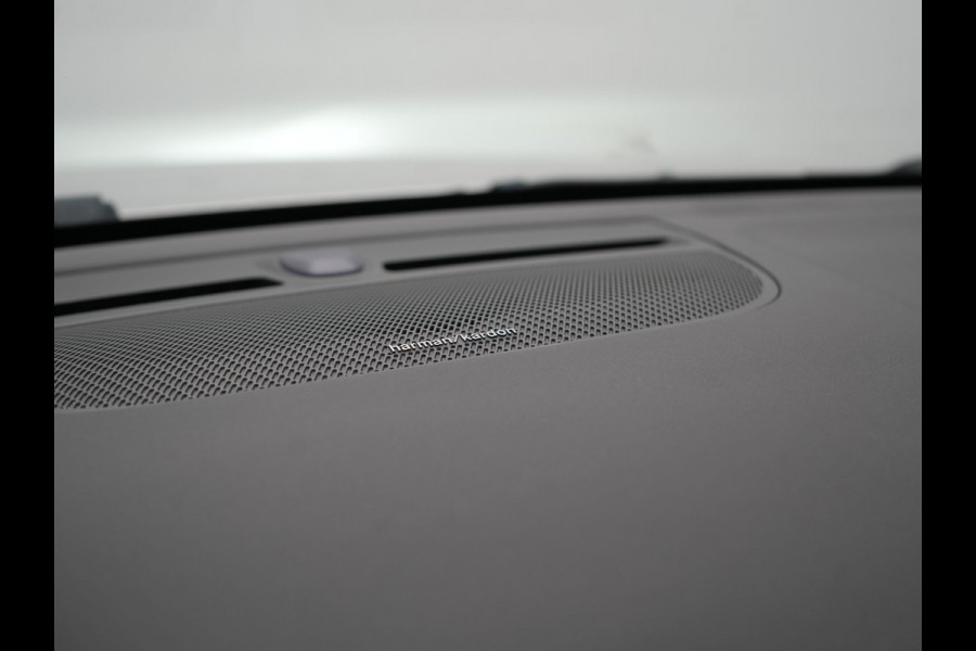 Volvo XC40 T5 Ultimate Dark PHEV 262pk Dealer O.H. | Trekhaak Af Fabriek | Panodak | Camera | Harman / Kardon | Alcantara Sportstoelen Memory & Verwarmd | Apple Carplay | Navigatie | Stuur Verwarmd | Keyless | DAB | Virtual | 19"L.M |